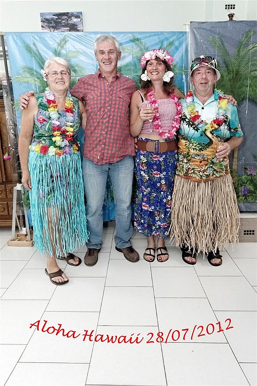 HawaiiParty (26).jpg - Met de aanwezigen op de foto